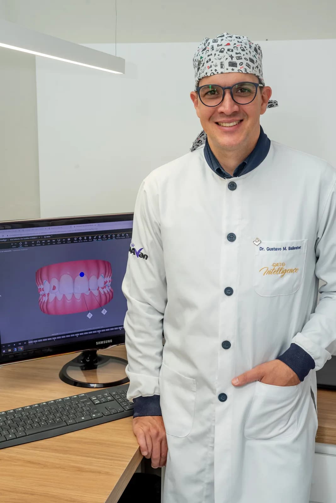 Dr. Gustavo Ballester apresentando o planejamento digital do sorriso na tela